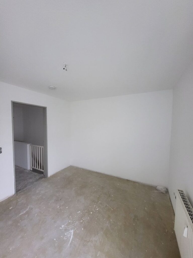 Referenzfoto einer verspachtelten Trockenbau-Wand mit frischem Anstrich