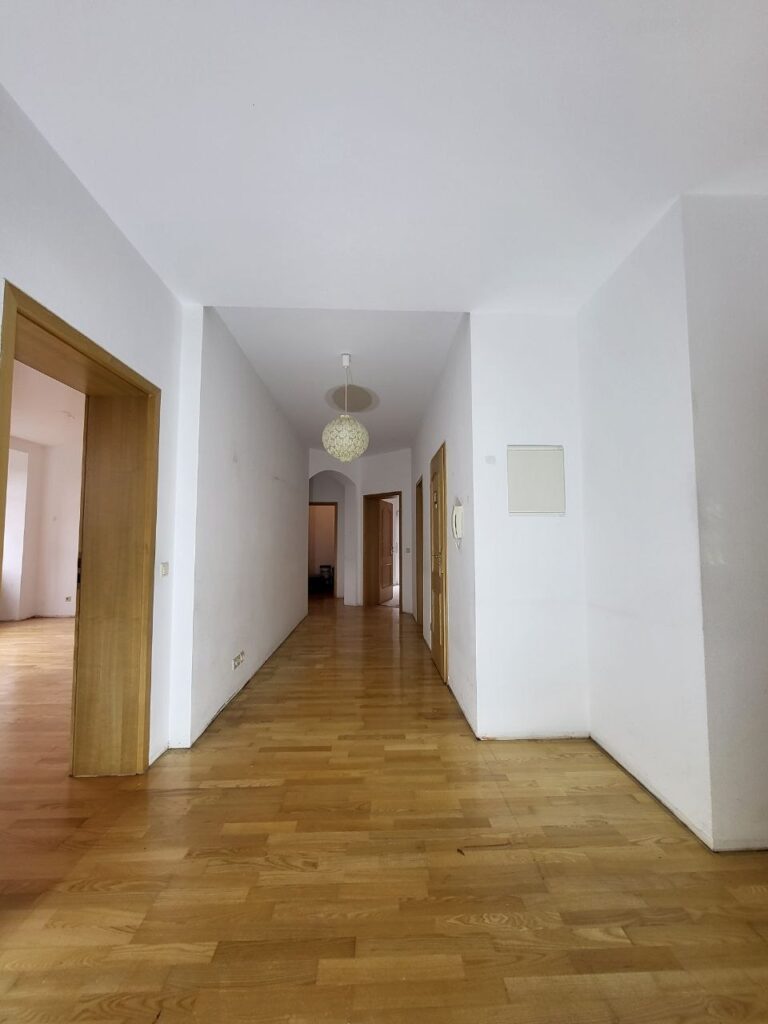 Referenzfoto einer verspachtelten Trockenbau-Wand mit frischem Anstrich