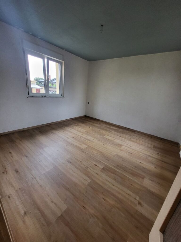 Referenzfoto einer verspachtelten Trockenbau-Wand mit frischem Anstrich