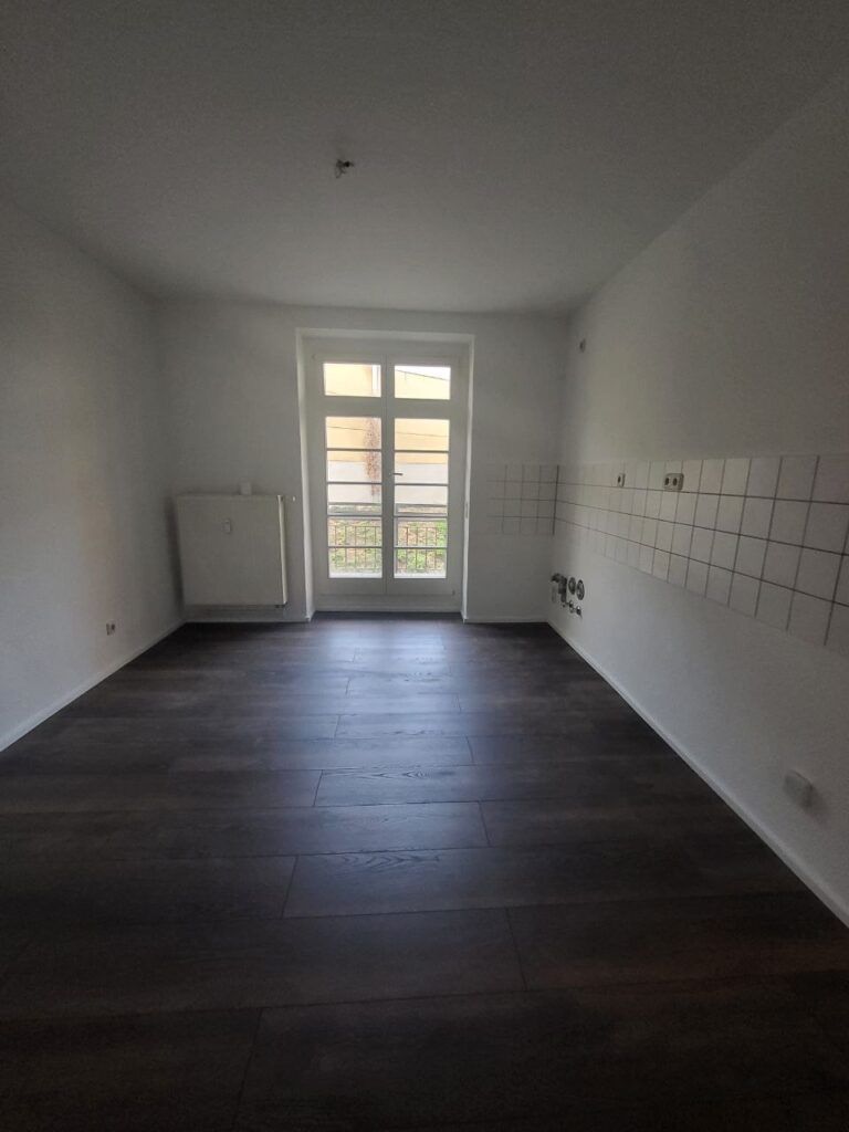 Referenzfoto einer verspachtelten Trockenbau-Wand mit frischem Anstrich