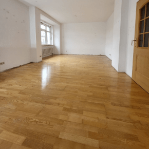 Präzises Abkleben der Fußleisten vor Innenanstricharbeiten