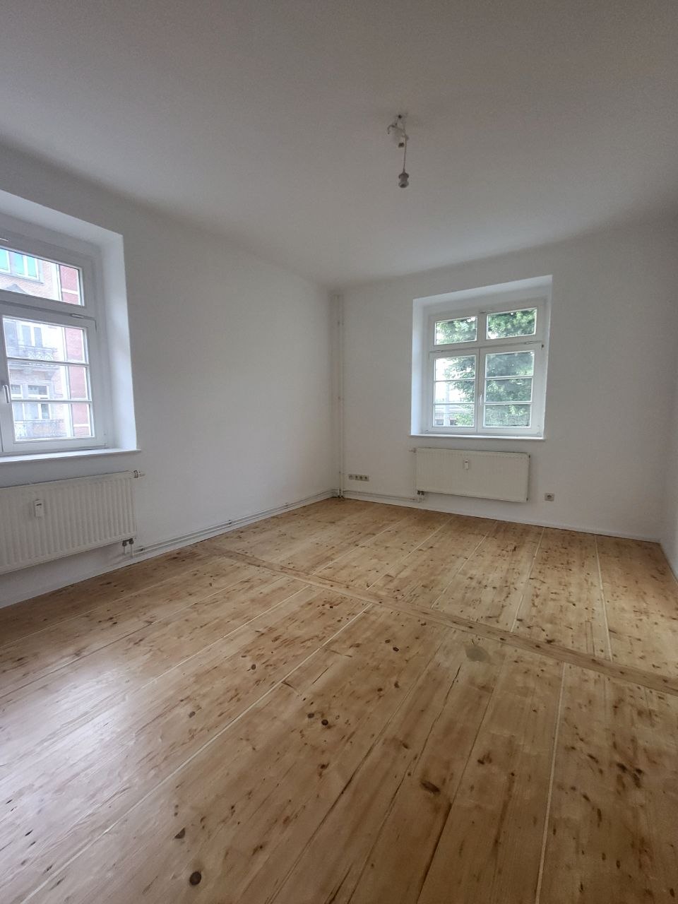 Fachgerecht verspachtelte und geschliffene Wand vor dem Anstrich